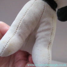 Load image into Gallery viewer, Original 1970s Authorised Snoopy Plush Felt Toy. United Feature Syndicate

