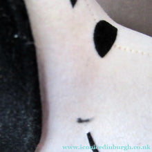 Load image into Gallery viewer, Original 1970s Authorised Snoopy Plush Felt Toy. United Feature Syndicate
