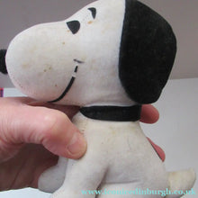 Load image into Gallery viewer, Original 1970s Authorised Snoopy Plush Felt Toy. United Feature Syndicate
