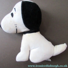 Load image into Gallery viewer, Original 1970s Authorised Snoopy Plush Felt Toy. United Feature Syndicate
