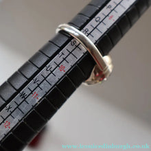 Load image into Gallery viewer, Vintage 1977 SCOTTISH Hallmarked Solid Silver &amp; Millefiori CAITHNESS GLASS Ring (Size R) 
