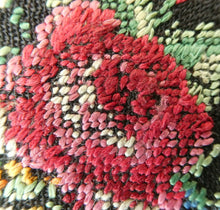 Load image into Gallery viewer, Pretty 1950s Vintage Powder Compact with Tapestry Petit Point Lid. Made by STRATTON
