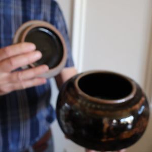 STUDIO POTTERY. Keith Smith: Squat Lidded Bowl or Pot with Mottled / Tiger Stripe Decoration