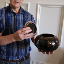 Load image into Gallery viewer, STUDIO POTTERY. Keith Smith: Squat Lidded Bowl or Pot with Mottled / Tiger Stripe Decoration
