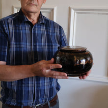 Load image into Gallery viewer, STUDIO POTTERY. Keith Smith: Squat Lidded Bowl or Pot with Mottled / Tiger Stripe Decoration
