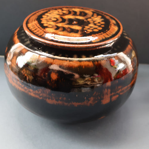 STUDIO POTTERY. Keith Smith: Squat Lidded Bowl or Pot with Mottled / Tiger Stripe Decoration