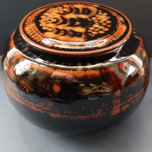 Load image into Gallery viewer, STUDIO POTTERY. Keith Smith: Squat Lidded Bowl or Pot with Mottled / Tiger Stripe Decoration
