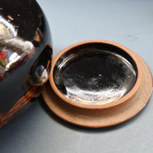Load image into Gallery viewer, STUDIO POTTERY. Keith Smith: Squat Lidded Bowl or Pot with Mottled / Tiger Stripe Decoration
