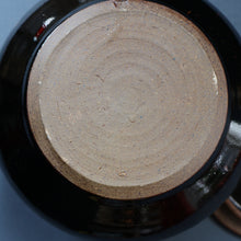 Load image into Gallery viewer, STUDIO POTTERY. Keith Smith: Squat Lidded Bowl or Pot with Mottled / Tiger Stripe Decoration

