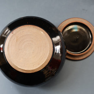 STUDIO POTTERY. Keith Smith: Squat Lidded Bowl or Pot with Mottled / Tiger Stripe Decoration