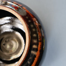 Load image into Gallery viewer, STUDIO POTTERY. Keith Smith: Squat Lidded Bowl or Pot with Mottled / Tiger Stripe Decoration
