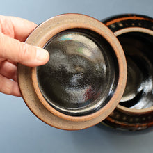 Load image into Gallery viewer, STUDIO POTTERY. Keith Smith: Squat Lidded Bowl or Pot with Mottled / Tiger Stripe Decoration
