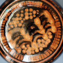 Load image into Gallery viewer, STUDIO POTTERY. Keith Smith: Squat Lidded Bowl or Pot with Mottled / Tiger Stripe Decoration
