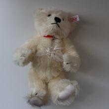 Load image into Gallery viewer, BOXED: Highly Collectable Vintage 2005 SWAROVSKI STEIFF BEAR with Christmas Crysal Star Pendant (668401)
