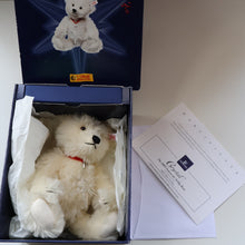Load image into Gallery viewer, BOXED: Highly Collectable Vintage 2005 SWAROVSKI STEIFF BEAR with Christmas Crysal Star Pendant (668401)
