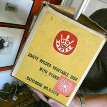 Load image into Gallery viewer, Pyrex Casserole Dish and Stand Pink Daisy 1950s Original Box
