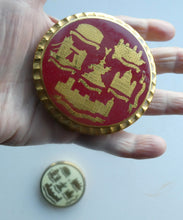 Load image into Gallery viewer, Vintage 1960s Powder Compact. Famous London Tourist Sites . Marked Kigu

