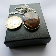 Load image into Gallery viewer, Very Stylish Oval HALLMARKED SILVER &amp; Agate Pendant (London 1976)
