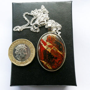 Stylish Oval HALLMARKED SILVER & Agate Pendant (London 1976)