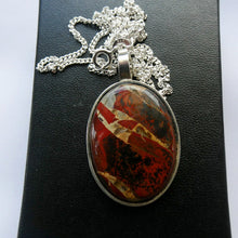 Load image into Gallery viewer, Stylish Oval HALLMARKED SILVER &amp; Agate Pendant (London 1976)
