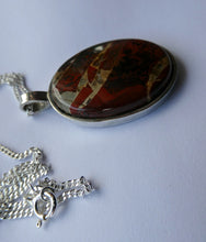 Load image into Gallery viewer, Very Stylish Oval HALLMARKED SILVER &amp; Agate Pendant (London 1976)
