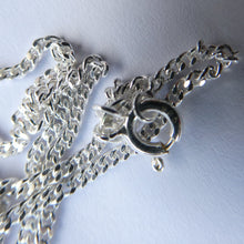 Load image into Gallery viewer, Stylish Oval HALLMARKED SILVER &amp; Agate Pendant (London 1976)
