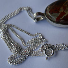 Load image into Gallery viewer, Stylish Oval HALLMARKED SILVER &amp; Agate Pendant (London 1976)
