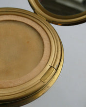 Load image into Gallery viewer, Vintage 1960s Powder Compact. Famous London Tourist Sites Unused
