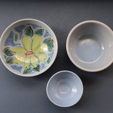 Load image into Gallery viewer,  1950s BUCHAN Three Stoneware Bowls. EDINBURGH Pattern
