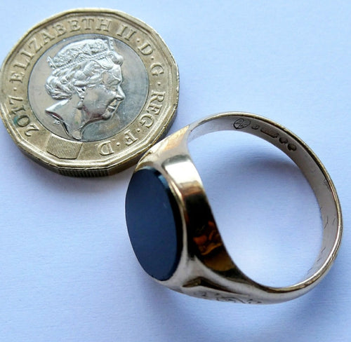 Vintage 9CT GOLD Signet Ring with Polished Oval Black Onyx Inclusion. UK Ring Size U
