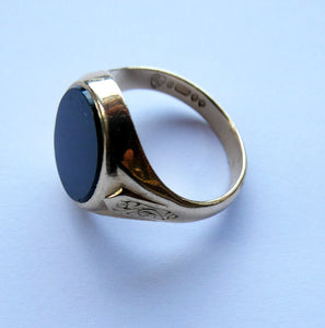Vintage 9CT GOLD Signet Ring with Polished Oval Black Onyx Inclusion. UK Ring Size U