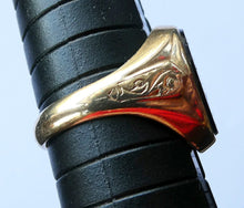Load image into Gallery viewer, Vintage 9CT GOLD Signet Ring with Polished Oval Black Onyx Inclusion. UK Ring Size U
