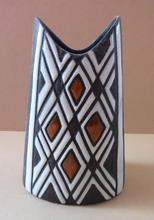 Load image into Gallery viewer, Rare 1950s Michael Andersen TRIBAL HARLEKIN Pattern Vase. Model 5740. Excellent Condition
