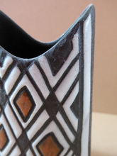 Load image into Gallery viewer, Rare 1950s Michael Andersen TRIBAL HARLEKIN Pattern Vase. Model 5740. Excellent Condition
