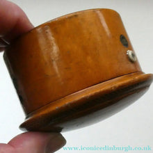 Load image into Gallery viewer, Antique 19th Century Dark MAUCHLINE Ware Thread Box.
