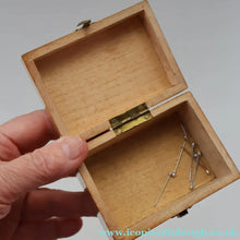 Load image into Gallery viewer, Antique 19th Century MAUCHLINE Ware Box. View of Windsor Castle on the Lid
