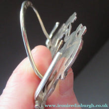 Load image into Gallery viewer, Antique Scottish Silver. 1890s Hamilton &amp; Inches Hallmarked Menu Holder: BEAR HUNT
