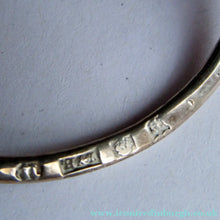 Load image into Gallery viewer, Antique Scottish Silver. 1890s Hamilton &amp; Inches Hallmarked Menu Holder: BEAR HUNT
