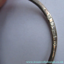 Load image into Gallery viewer, Antique Scottish Silver. 1890s Hamilton &amp; Inches Hallmarked Menu Holder: BEAR HUNT
