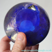 Load image into Gallery viewer, Azurene Vintage 1980s ISLE OF WIGHT Glass Royal Blue and Gold Squat Vase (with label)
