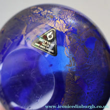 Load image into Gallery viewer, Azurene Vintage 1980s ISLE OF WIGHT Glass Royal Blue and Gold Squat Vase (with label)
