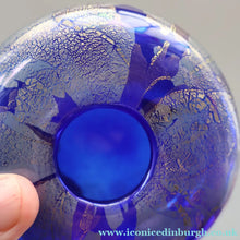 Load image into Gallery viewer, Azurene Vintage 1980s ISLE OF WIGHT Glass Royal Blue and Gold Squat Vase (with label)
