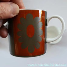 Load image into Gallery viewer, Collectable Susie Cooper CARNABY Daisy Set of Six Coffee Cups and Saucers. Boxed - British Ceramics
