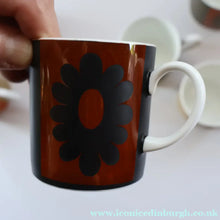 Load image into Gallery viewer, Collectable Susie Cooper CARNABY Daisy Set of Six Coffee Cups and Saucers. Boxed - British Ceramics
