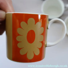 Load image into Gallery viewer, Collectable Susie Cooper CARNABY Daisy Set of Six Coffee Cups and Saucers. Boxed - British Ceramics
