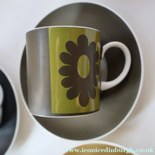 Load image into Gallery viewer, Collectable Susie Cooper CARNABY Daisy Set of Six Coffee Cups and Saucers. Boxed - British Ceramics

