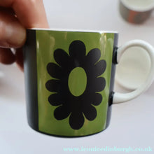 Load image into Gallery viewer, Collectable Susie Cooper CARNABY Daisy Set of Six Coffee Cups and Saucers. Boxed - British Ceramics
