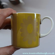 Load image into Gallery viewer, Collectable Susie Cooper CARNABY Daisy Set of Six Coffee Cups and Saucers. Boxed - British Ceramics
