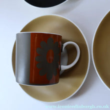 Load image into Gallery viewer, Collectable Susie Cooper CARNABY Daisy Set of Six Coffee Cups and Saucers. Boxed - British Ceramics
