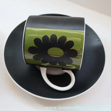 Load image into Gallery viewer, Collectable Susie Cooper CARNABY Daisy Set of Six Coffee Cups and Saucers. Boxed - British Ceramics
